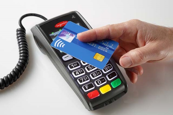 Quẹt thẻ ATM qua máy POS